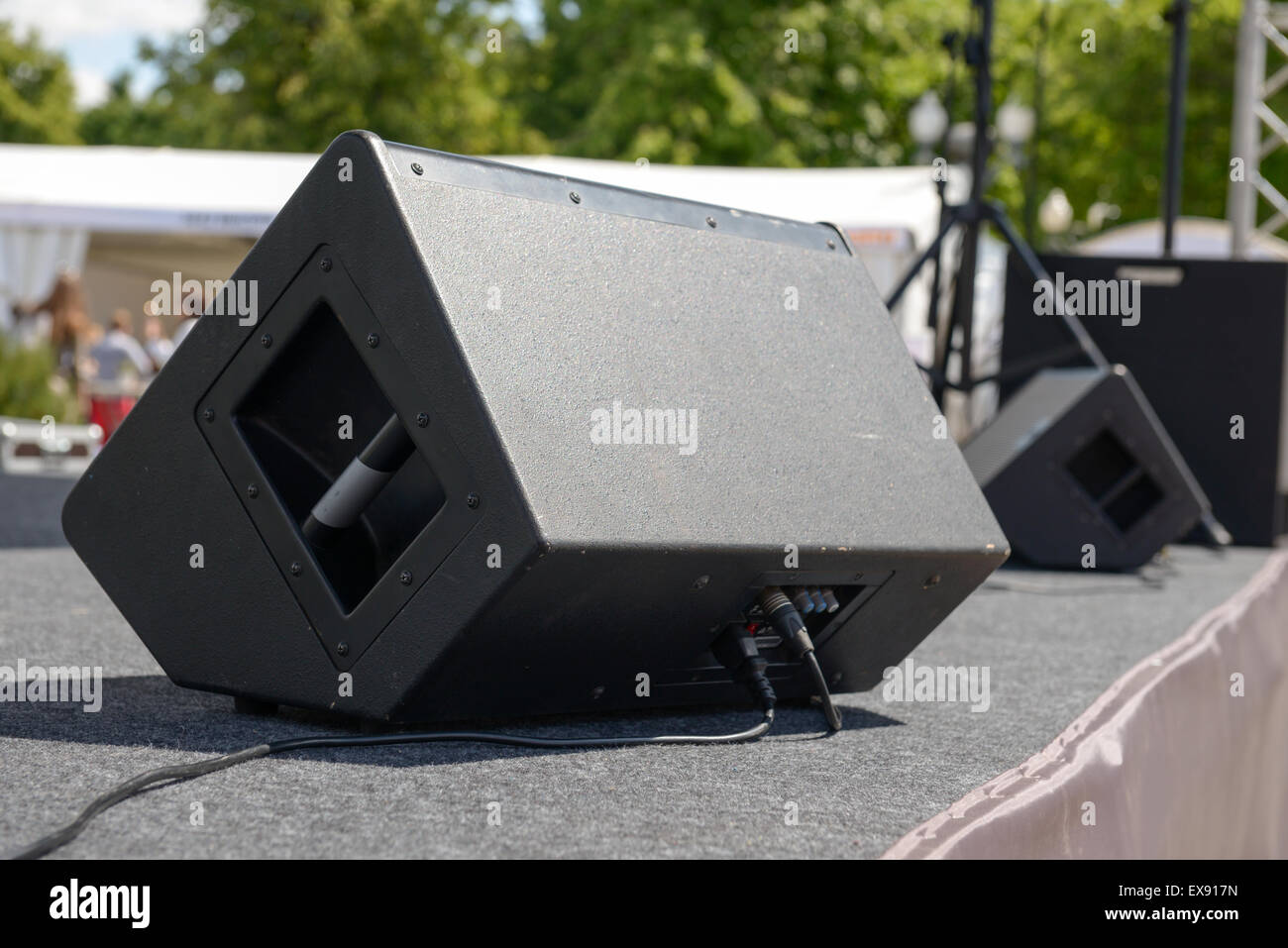 Nero monitor audio sul palco. Lato posteriore Foto stock - Alamy