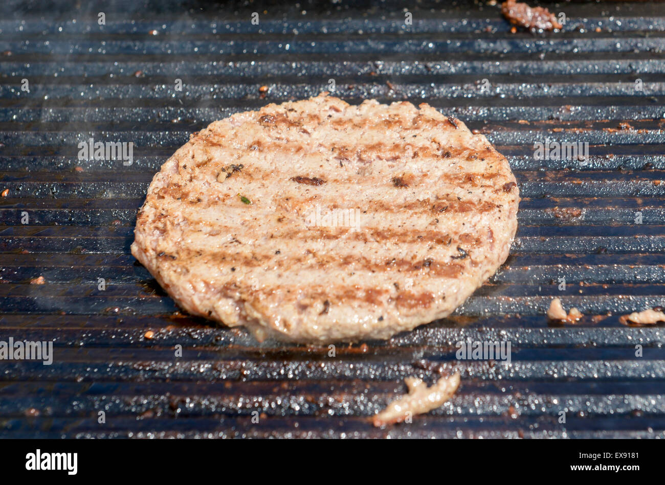 Succulenta bistecca alla griglia sul grill caldo Foto Stock