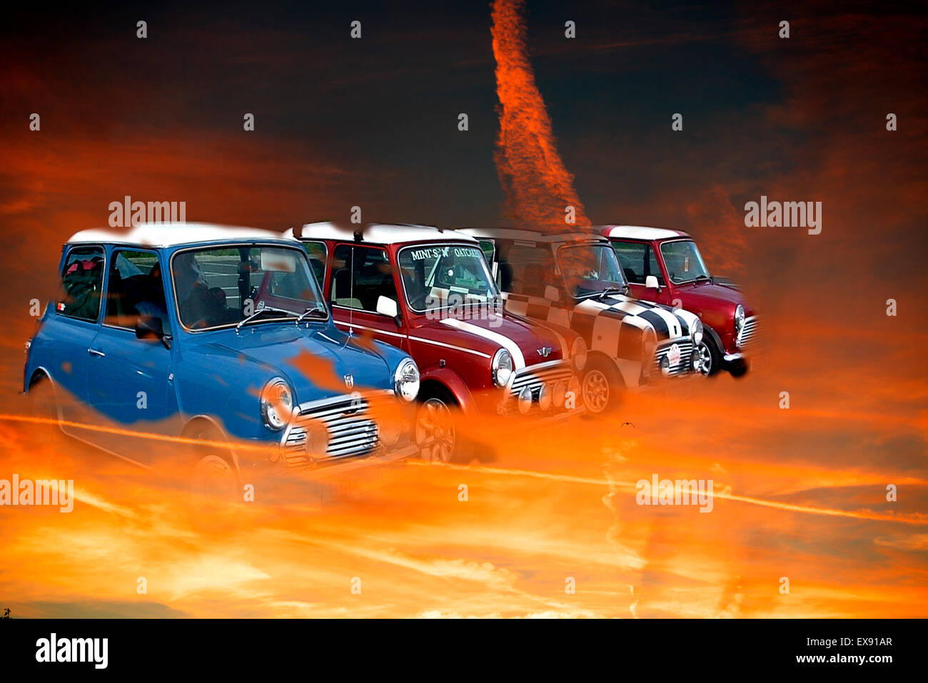 Linea di 1960s minis in una tempesta di fuoco Foto Stock