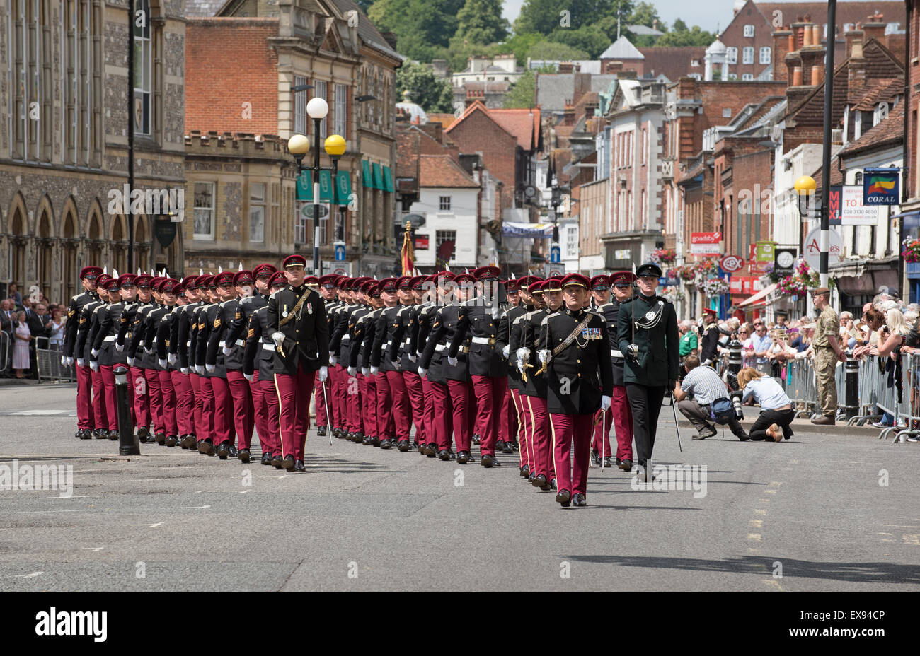 Marciando ufficiali e uomini Kings Royal ussari durante la libertà di entrata sfilata in Broadway Winchester city centre Inghilterra REGNO UNITO Foto Stock