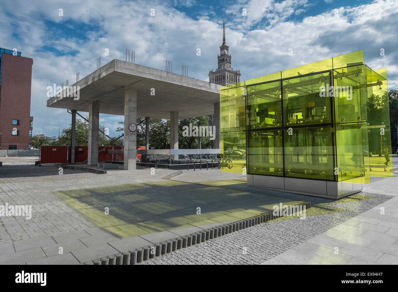 Swietokrzyska stazione della metropolitana ingresso, con il palazzo della cultura e della scienza in background, Varsavia, Polonia Foto Stock