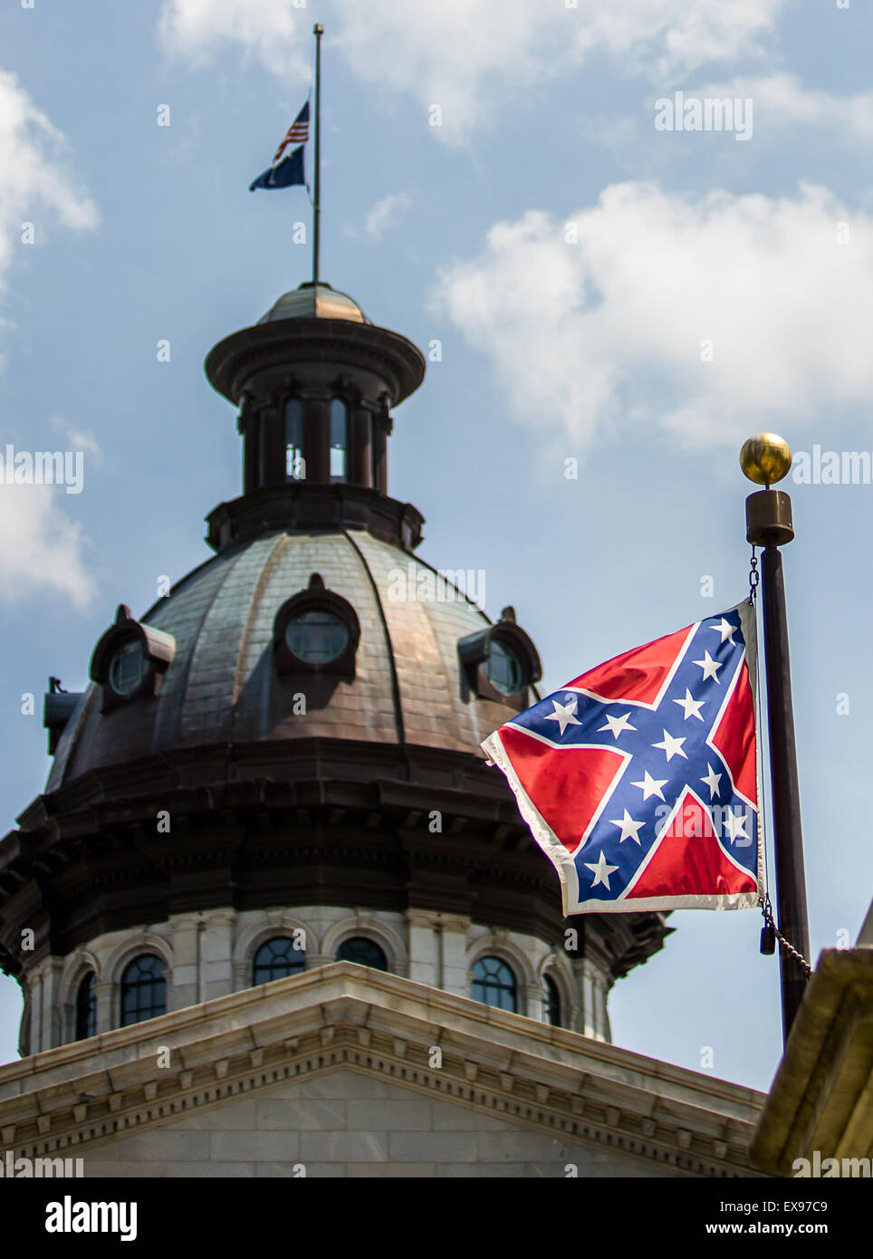 Battaglia confederati sventola su South Carolina Statehouse motivi. Foto Stock