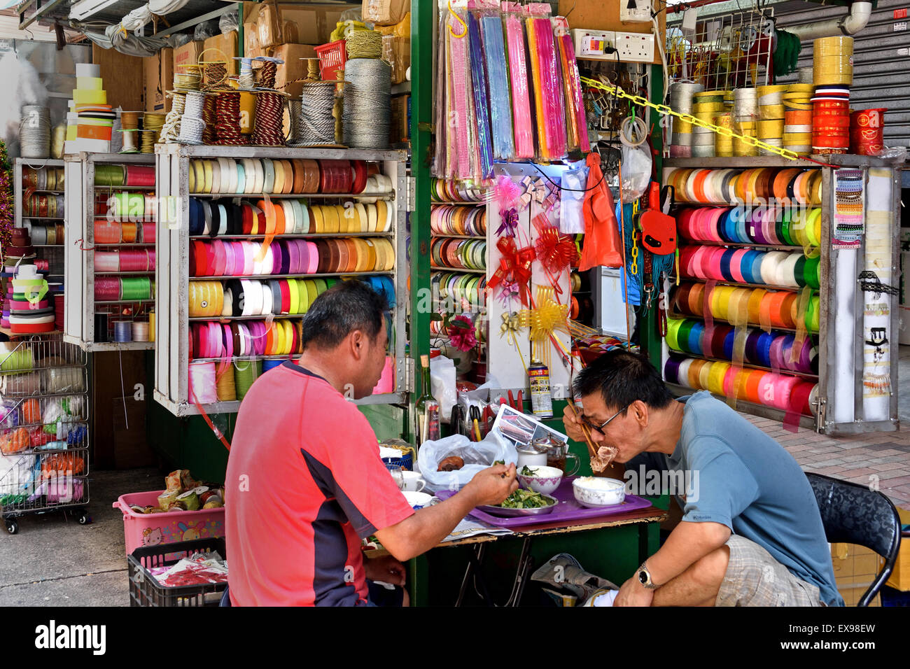 Mercato delle pulci Apliu Street è ben noto per geek shopping - Golden Shopping Arcade Cheung Sha Wan Road Sham Shui Po Kowloon Hong Kong Cina cinese Foto Stock