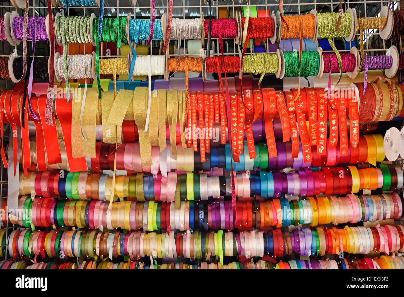 Mercato delle pulci Apliu Street è ben noto per geek shopping - Golden Shopping Arcade Cheung Sha Wan Road Sham Shui Po Kowloon Hong Kong Cina cinese Foto Stock