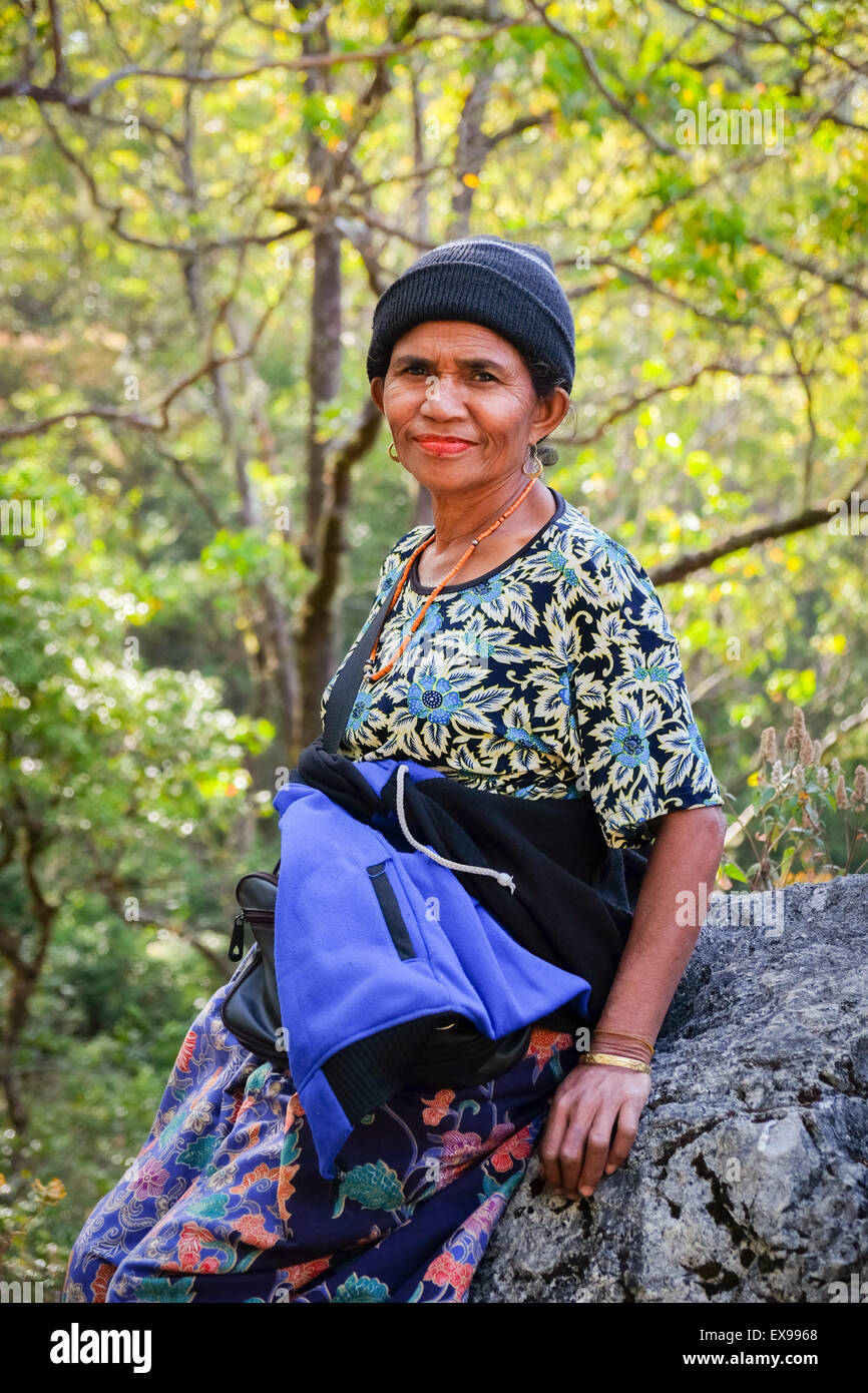 Ritratto di Yuliana Fuka, un contadino, un produttore di tessuti tradizionali, e guida ecoturismo a Fatumnasi, Timor, Nusa Tenggara orientale, Indonesia. Foto Stock