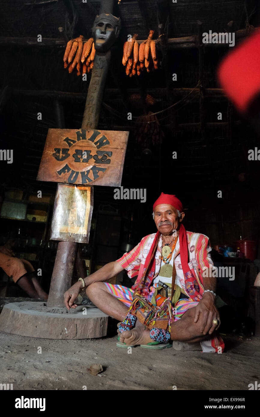 Ritratto di Mateos Anin, un anziano della comunità, all'interno della sua casa nel villaggio di Fatumnasi, Timor Centrale Sud, Nusa Tenggara Est, Indonesia. Foto Stock
