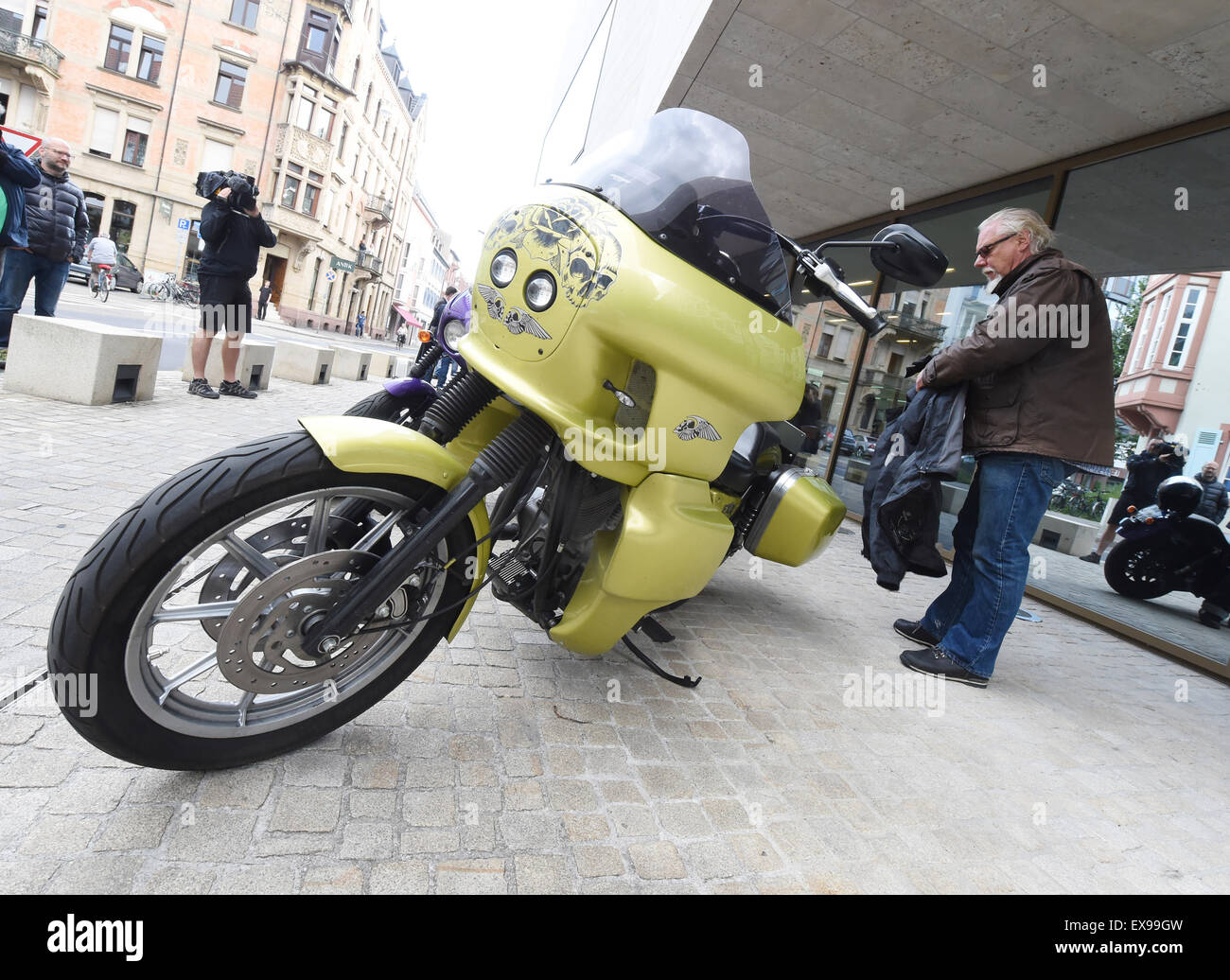 Il presidente della giunta regionale di Stoccarda-basato Hells Angels capitolo, Lutz Schelhorn, sorge accanto alla sua Harley Davidson Moto FXRT davanti alla Corte federale tedesca di giustizia (Bundesgerichtshof BGH) di Karlsruhe in Germania, 9 luglio 2015. Il BGH ha stabilito il divieto di bilanciere insignias. Foto: Uli Deck/dpa Foto Stock