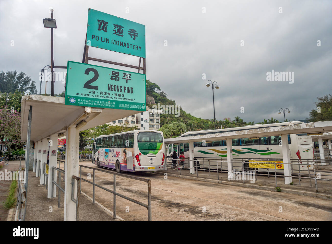 Autobus per il Monastero Po Lin e Big Buddha a Mui Wo bus terminal Foto Stock