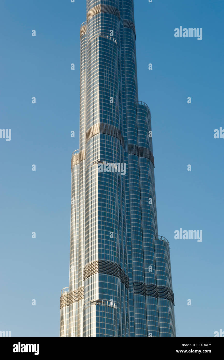 DUBAI, Emirati Arabi Uniti - 22 ottobre 2014: Close up dettaglio del moderno in acciaio Burj Khalifa Tower contro il cielo blu. Foto Stock