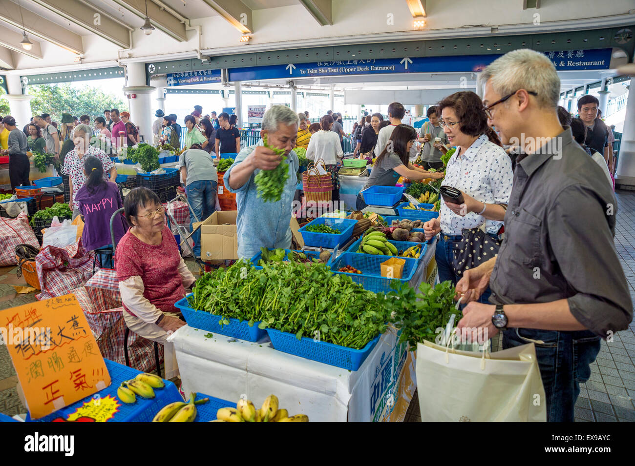 Gli agricoltori biologici in mercati di Hong Kong al Molo Star Ferry Foto Stock