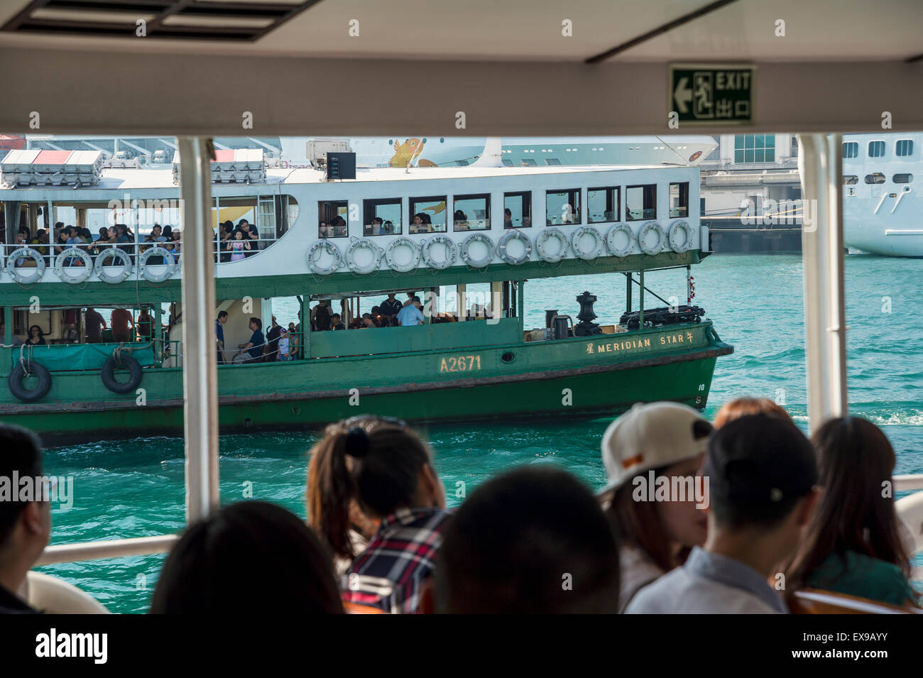 Interno di un traghetto nel porto di Victoria e di Hong Kong Foto Stock
