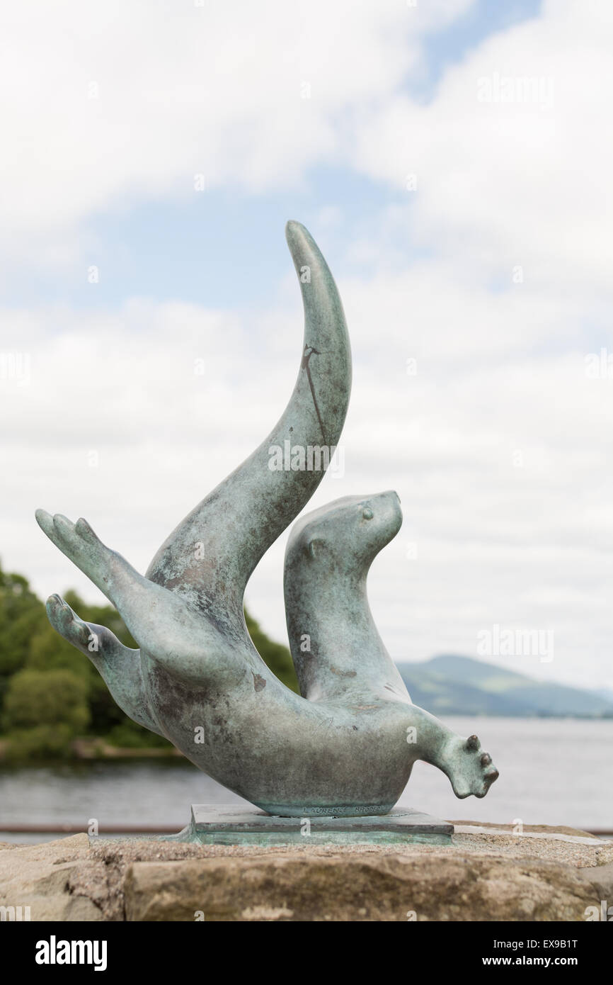 LOCH Lomond Shores, BALLOCH, Scotland, Regno Unito - 9 Luglio 2015: Teko il nuoto Otter, bronzo sculptue creato da Laurence Broderick Foto Stock