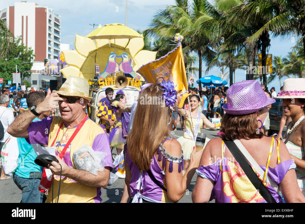 RIO DE JANEIRO, BRASILE - Febbraio 07, 2015: Carnevale banda di strada prende parte al di sopra della strada sulla spiaggia di Ipanema. Foto Stock