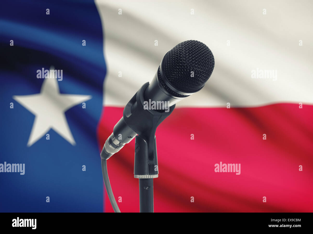 Microfono con noi membri flag sulla serie di sfondo - Texas Foto Stock