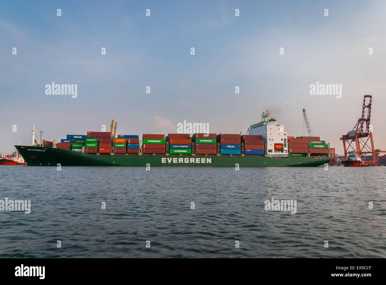 Una nave portcontainer è attraccata per le attività di carico e scarico al porto di Giacarta a Tanjung Priok, Giacarta, Indonesia. Foto Stock