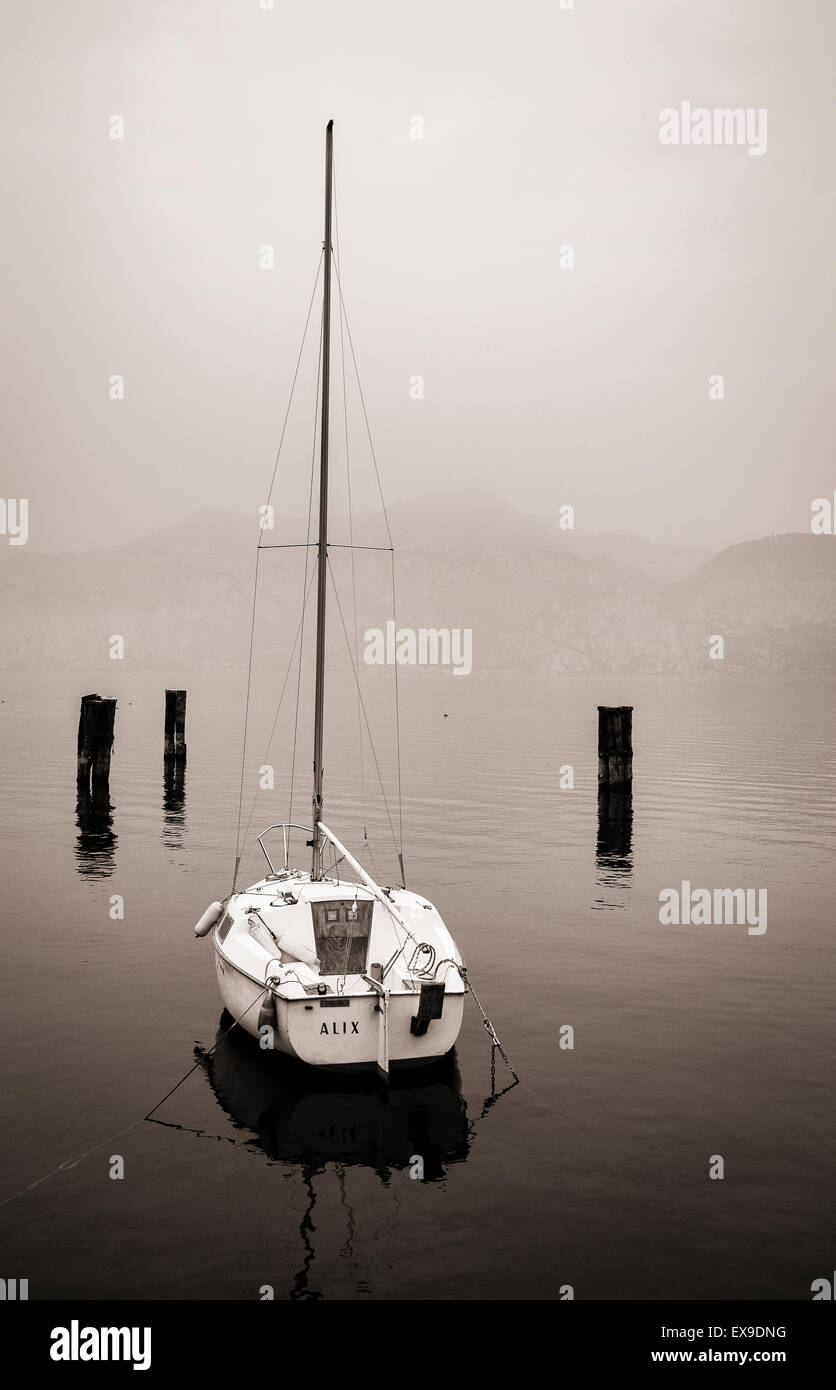 Yacht ormeggiati sul lago di Garda, Italia. Foto Stock