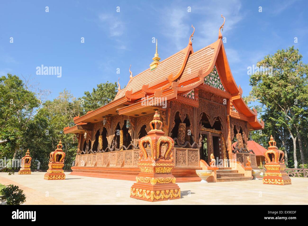 Bellissimo tempio è in legno di teak, santuario di Chanthaburi, Thailandia. Foto Stock
