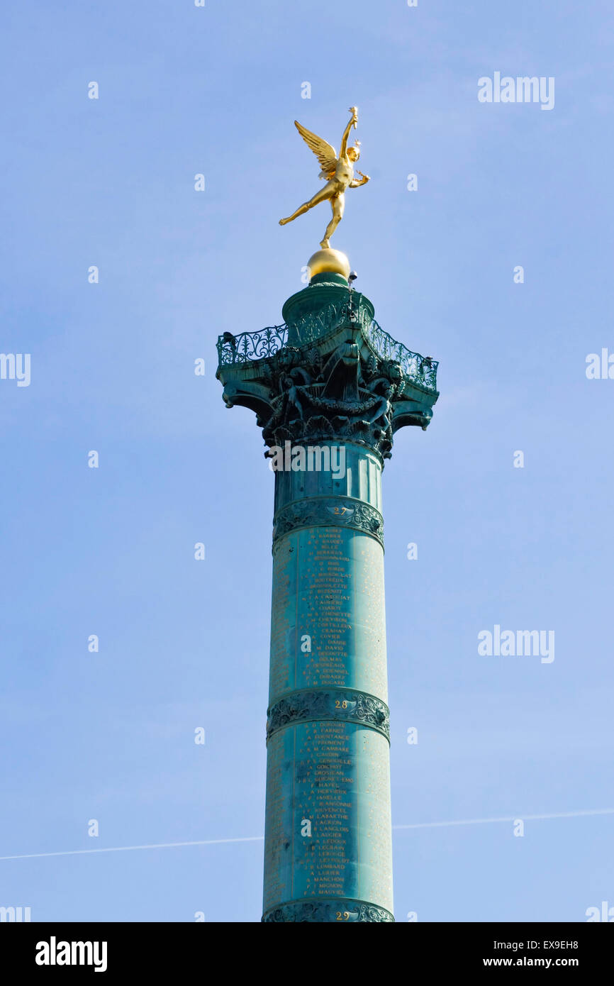 Dettaglio con il genio della libertà la colonna di Luglio, Colonne de Juillet, a Place de la Bastille, Parigi Francia. Foto Stock