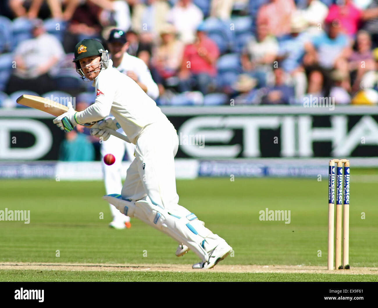 Cardiff, Galles. 09 Luglio, 2015. Michael Clarke di Australia gioca un colpo durante il giorno due del primo Investec Ceneri Test match tra Inghilterra e Australia di SWALEC Stadium il 9 luglio 2015 a Cardiff, Regno Unito. Credito: Mitchell Gunn/ESPA/Alamy Live News Foto Stock