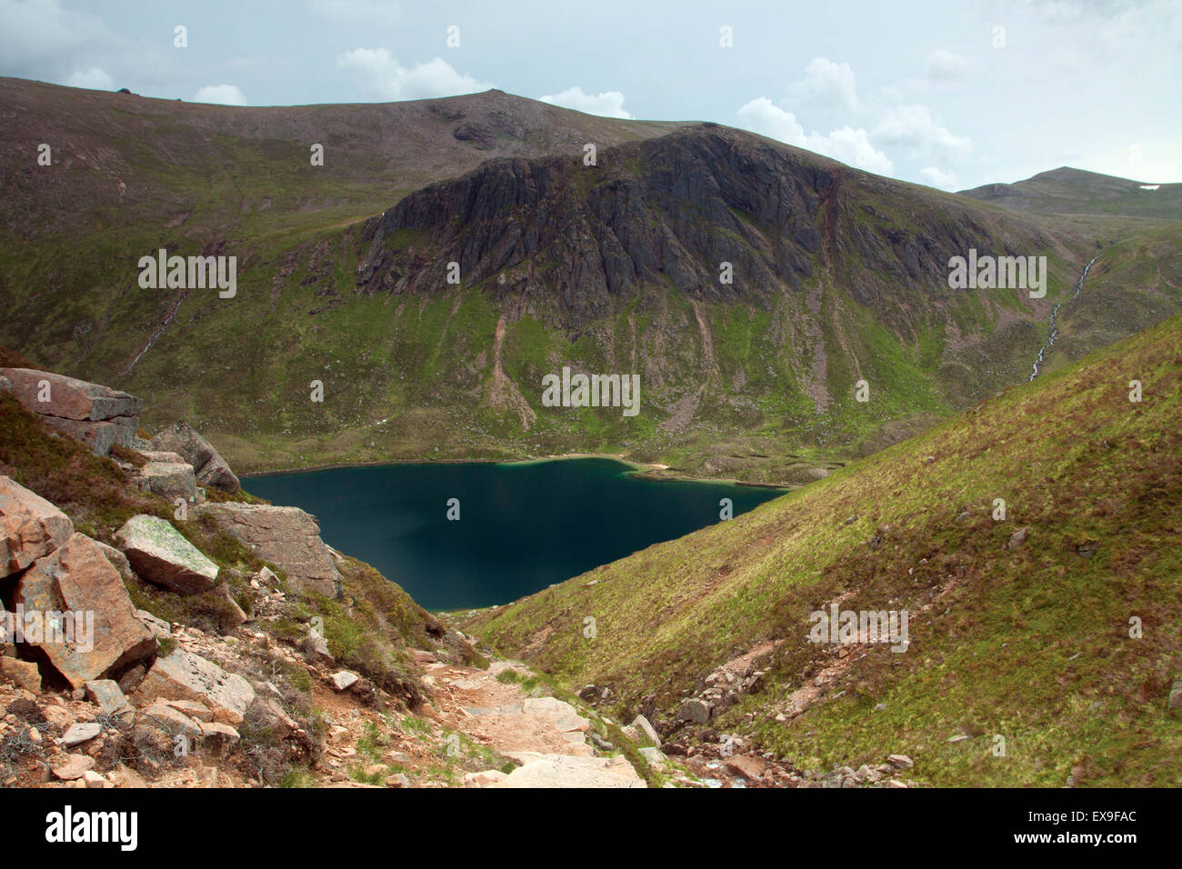 Loch Avon e Beinn Mheadhoin da Coire Rairbeirt, Cairngorm National Park, Badenoch & Speyside Foto Stock