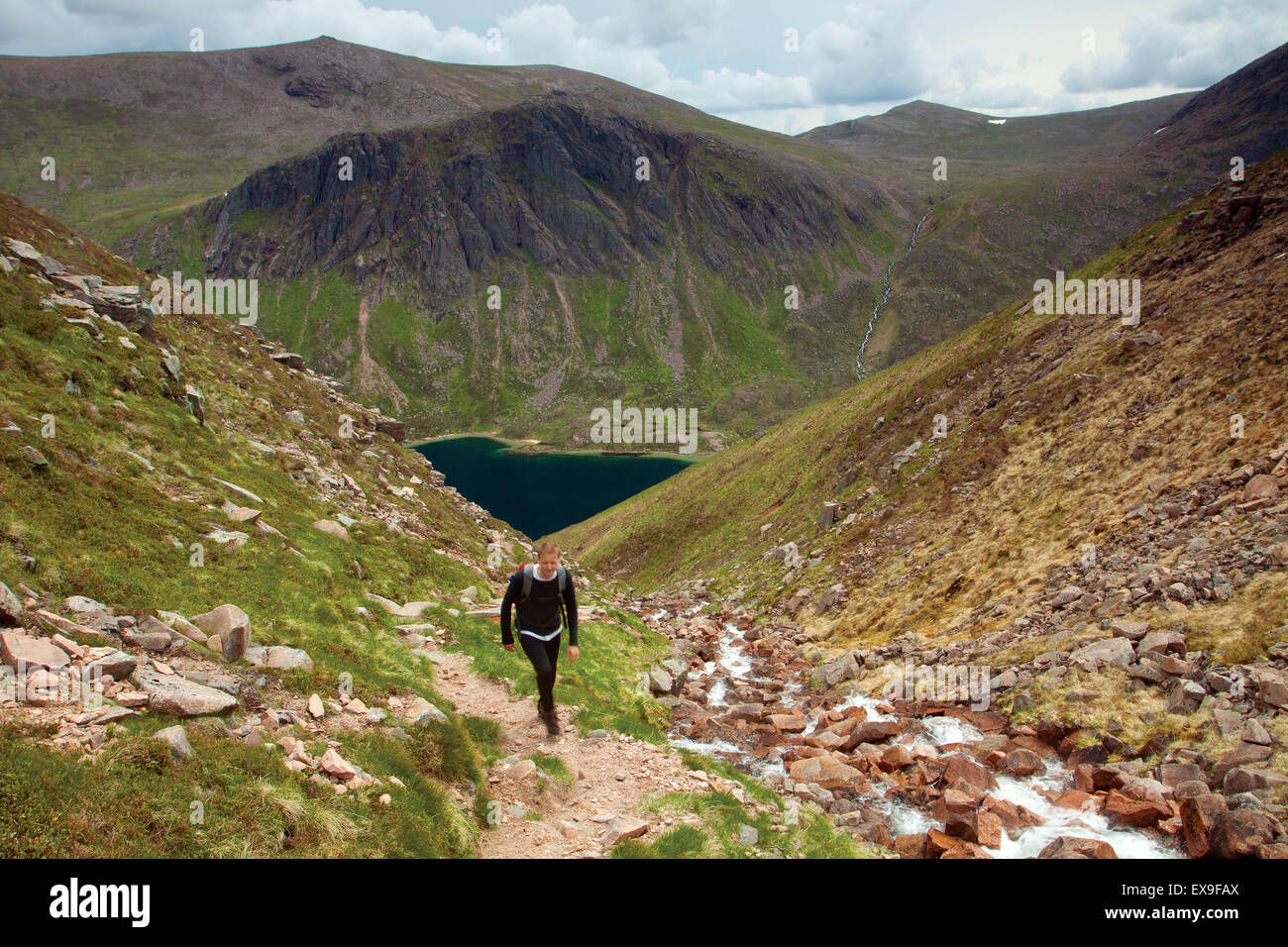 Loch Avon e Beinn Mheadhoin da Coire Rairbeirt, Cairngorm National Park, Badenoch & Speyside Foto Stock