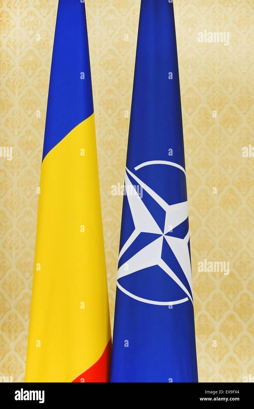 La Romania e la NATO bandiere dettaglio shot Foto Stock