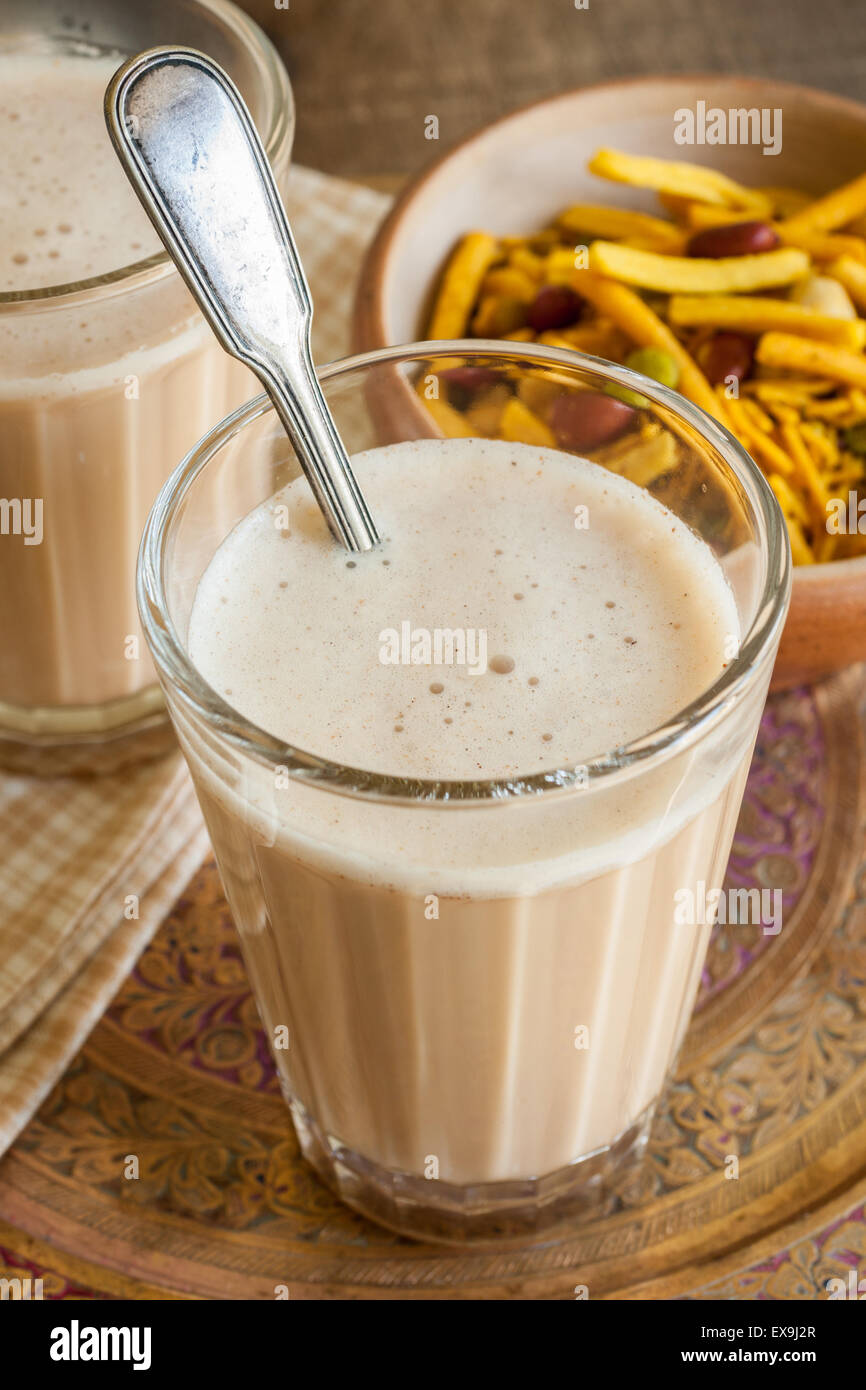Masala Chai una miscela di tè nero fatto con latte e varie spezie aromatiche Foto Stock