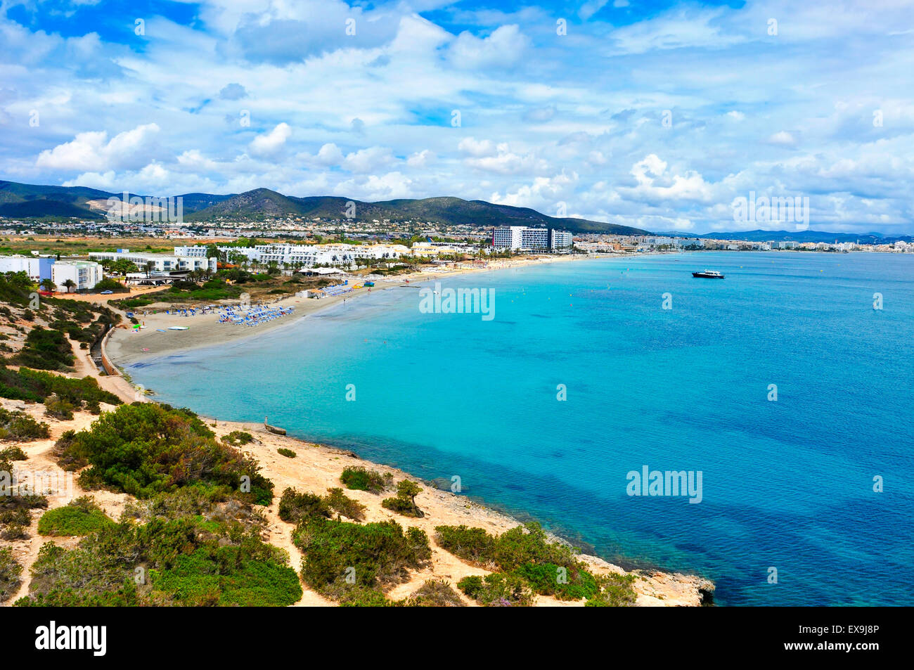 Una vista panoramica della Platja den Bossa a Ibiza, nell isola di Ibiza, Isole Baleari, Spagna Foto Stock