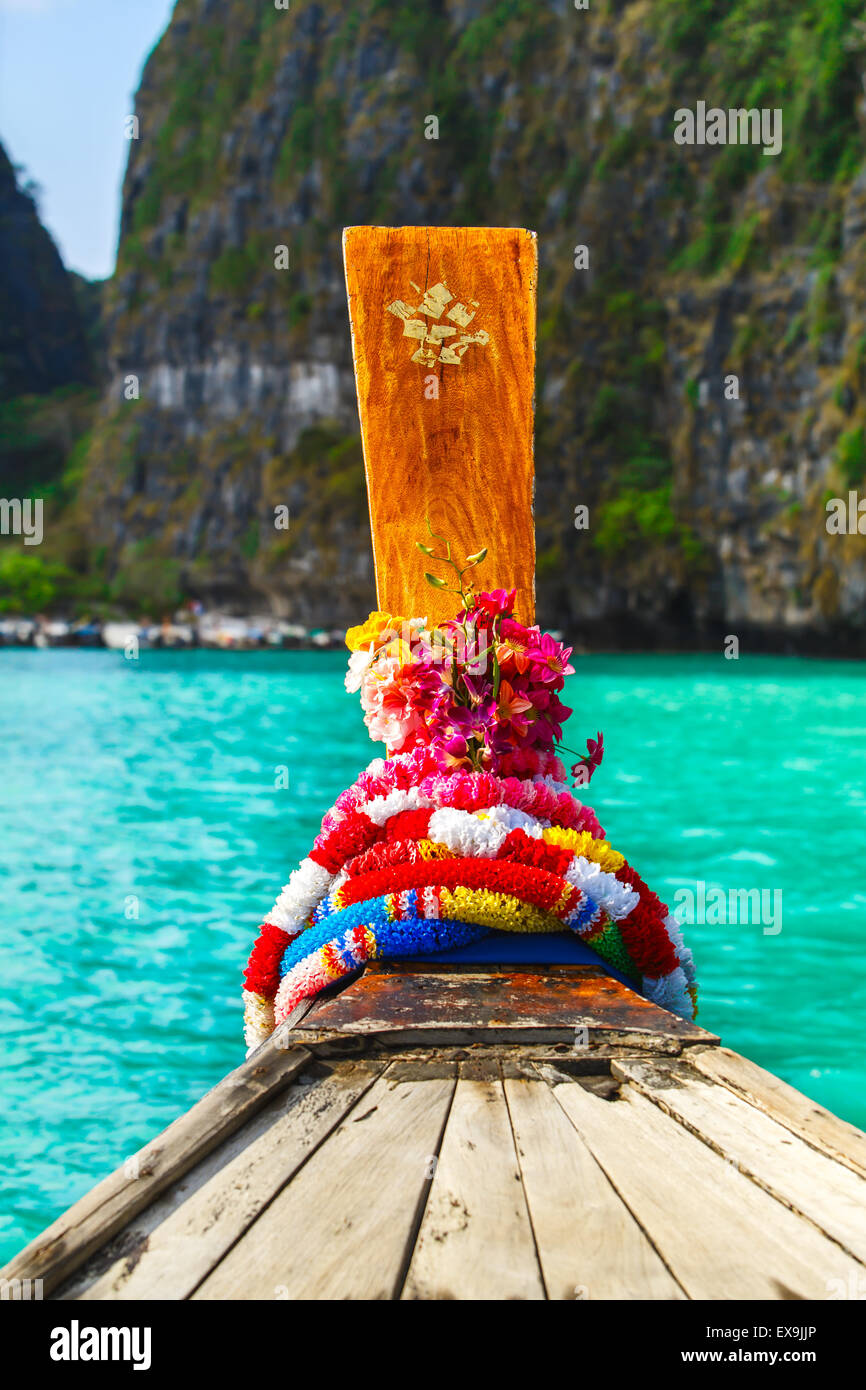 Vista dalla parte anteriore della barca dalla coda lunga su blu tropicale mare Thailandia Foto Stock