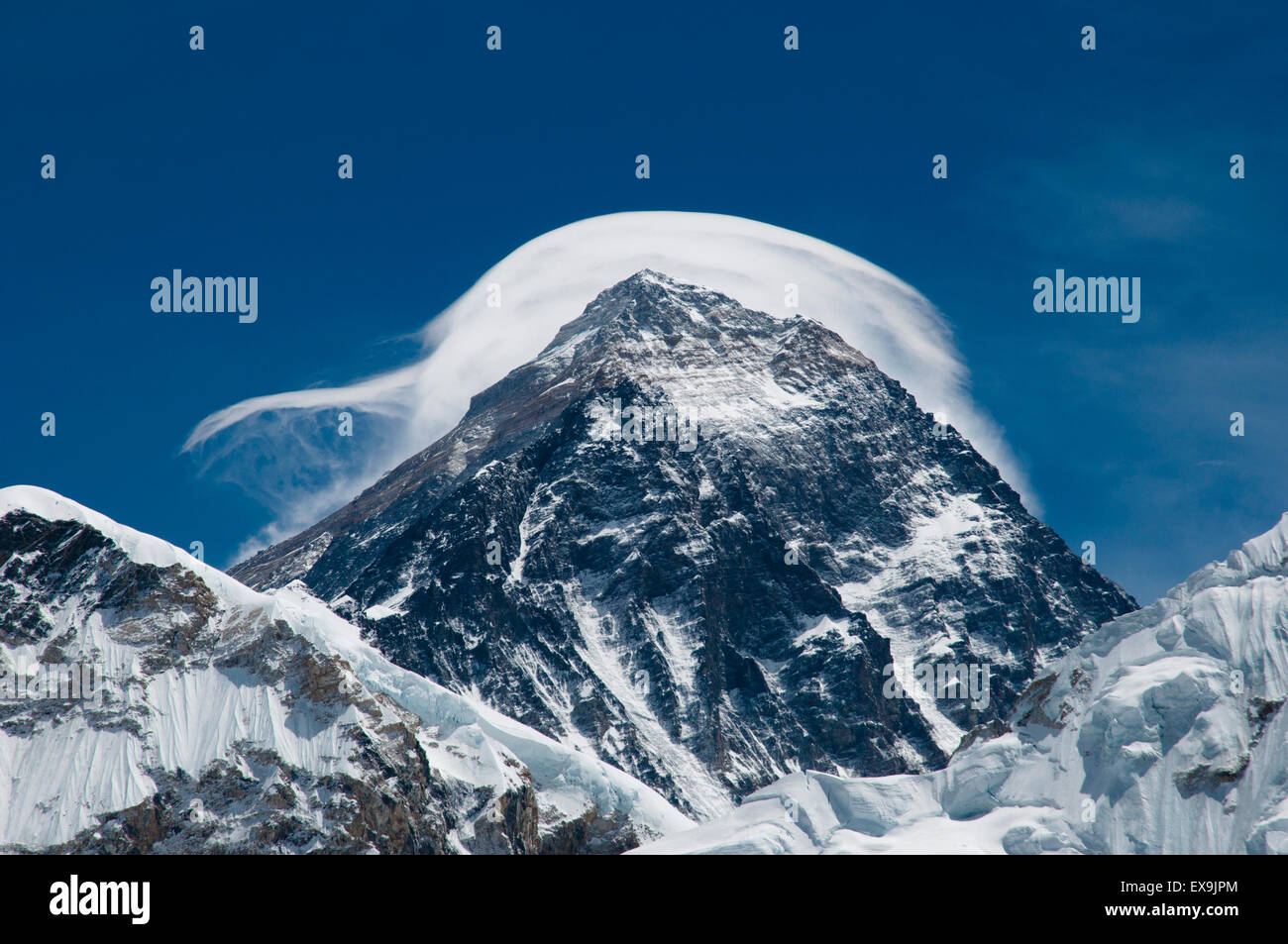 Everest velato da nuvole - Nepal Foto Stock