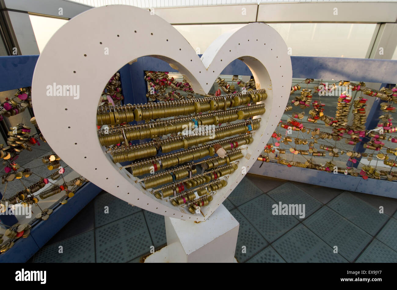 Amore si blocca nella parte superiore di Umeda sky building, Osaka, Giappone Foto Stock