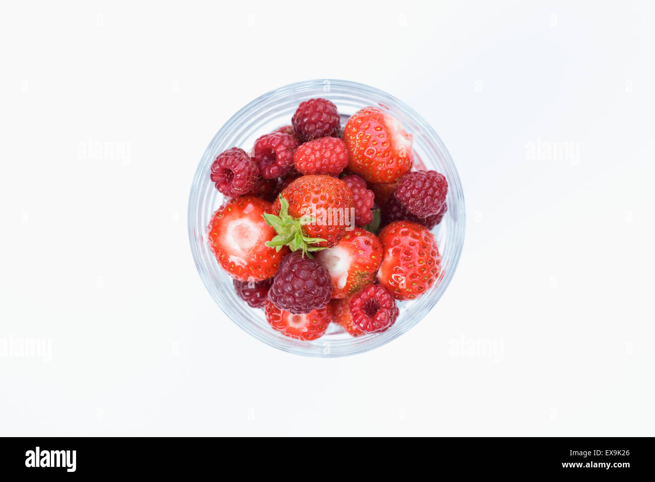 Appena raccolto i frutti a bacca rossa in un bicchiere. Foto Stock