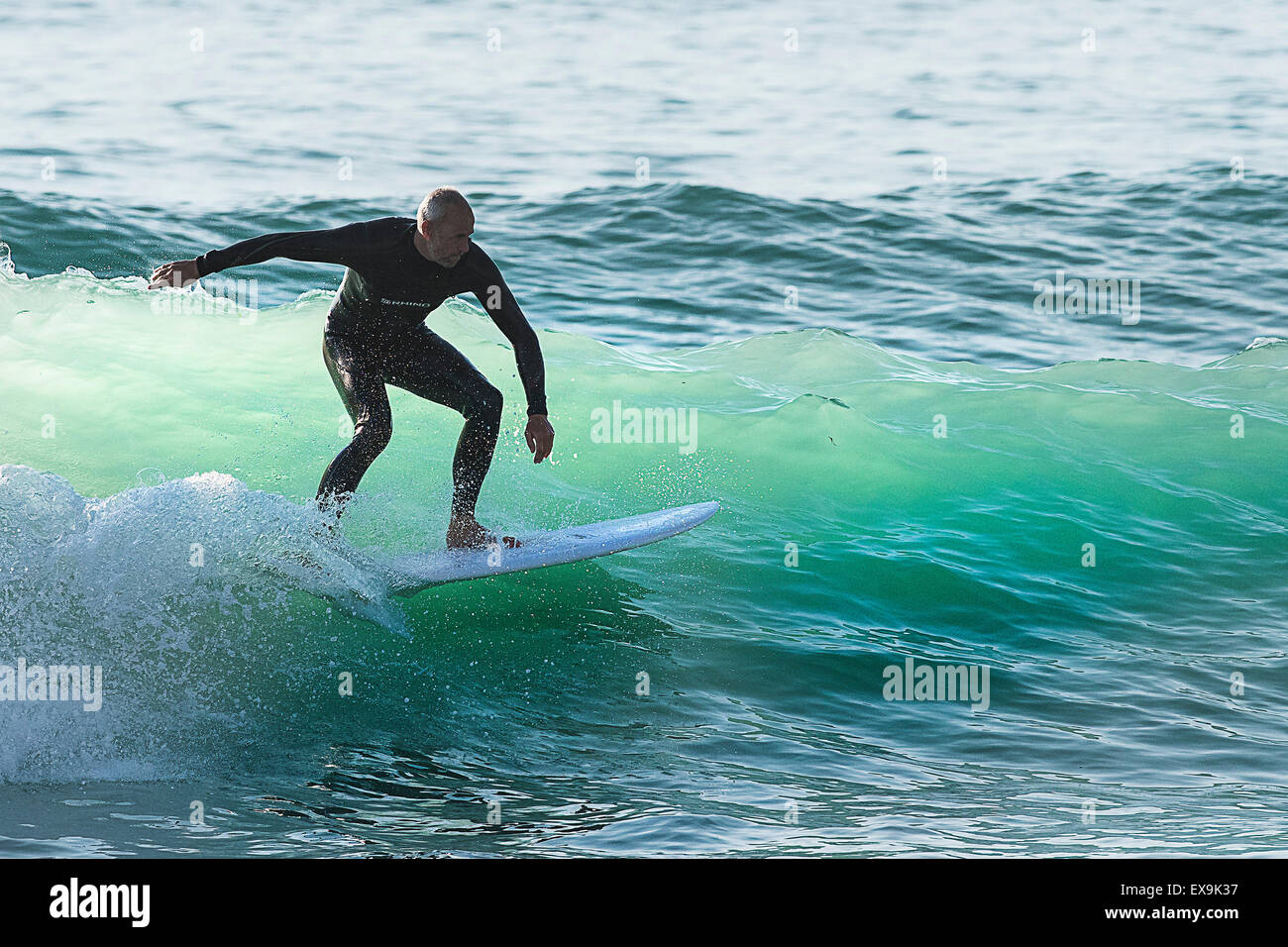 Un surfista in azione a Fistral Beach in Newquay, Cornwall. Regno Unito. Foto Stock