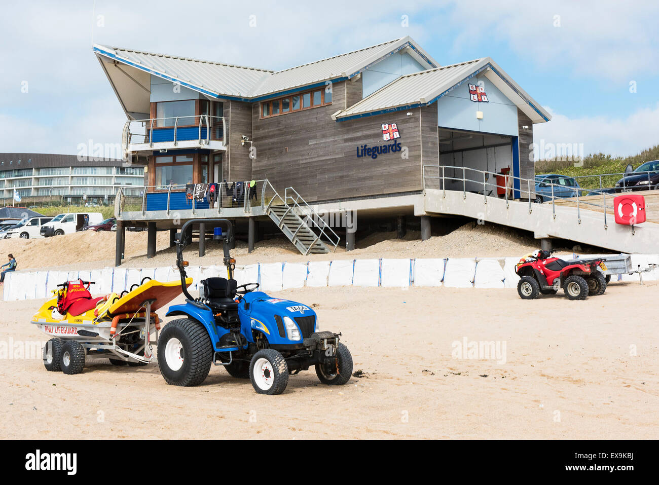 Il bagnino RNLI Station su Fistral Beach in Newquay, Cornwall. Foto Stock