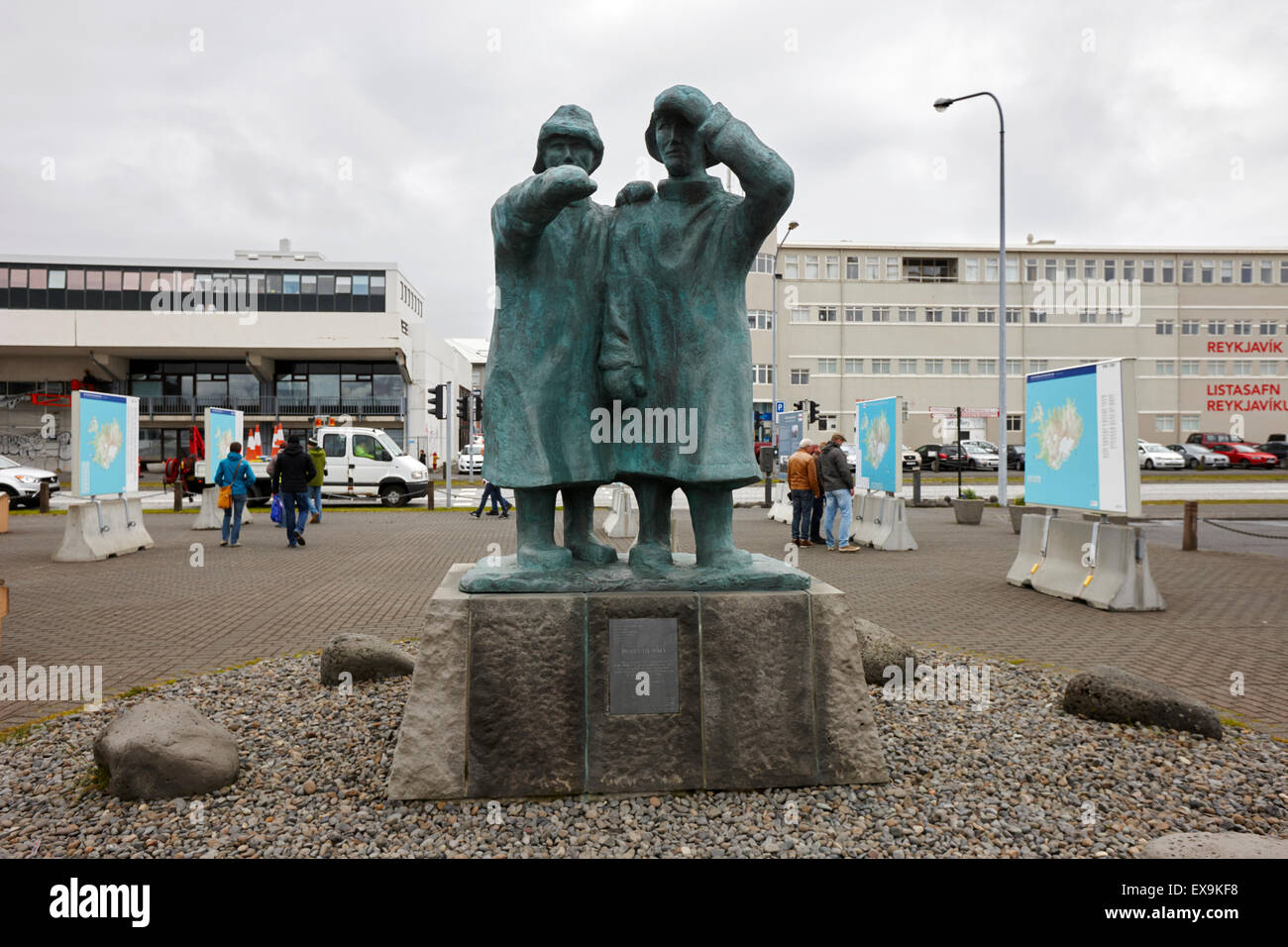 I pescatori guardando al largo di una scultura in porto di Reykjavik Islanda Foto Stock