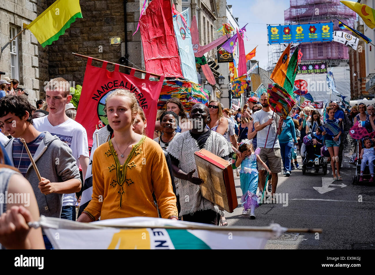 Bambini e adulti partecipano a cortei colorati sul giorno Mazey, parte del Festival di Golowan in Penzance, Cornwall. Foto Stock