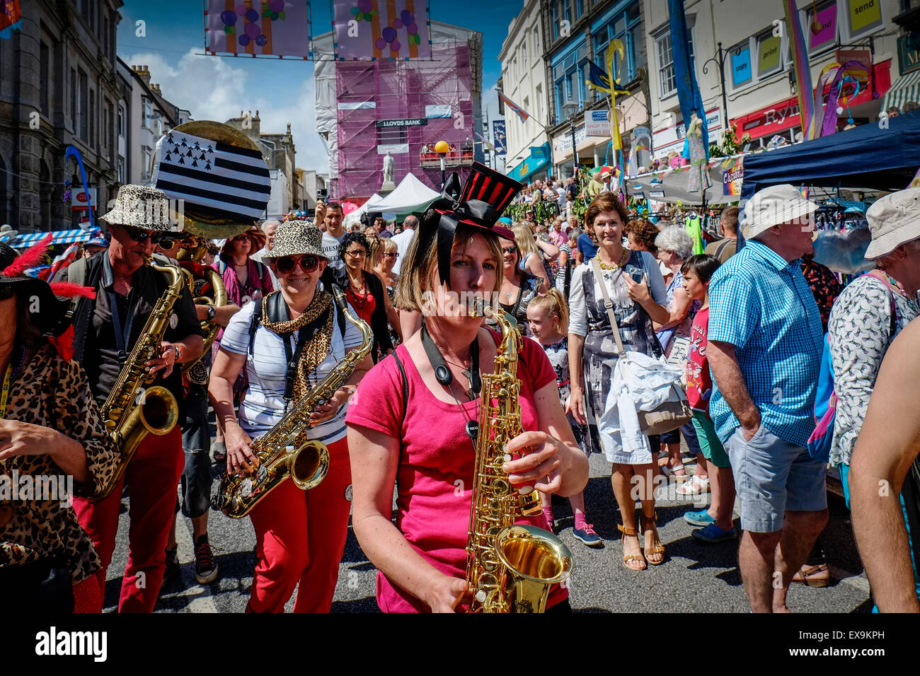 Il Breton street band pattes" un Caisse condurre uno dei cortei colorati sul giorno Mazey, parte del Festival di Golowan in Penzance, Foto Stock