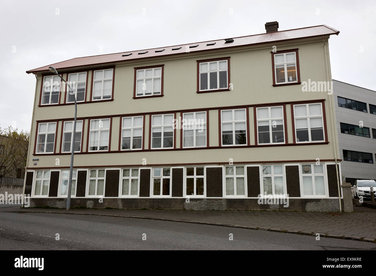 Multi piano ferro corrugato rivestito ufficio edificio parte dell'ospedale landsspitali reykjavik Islanda Foto Stock