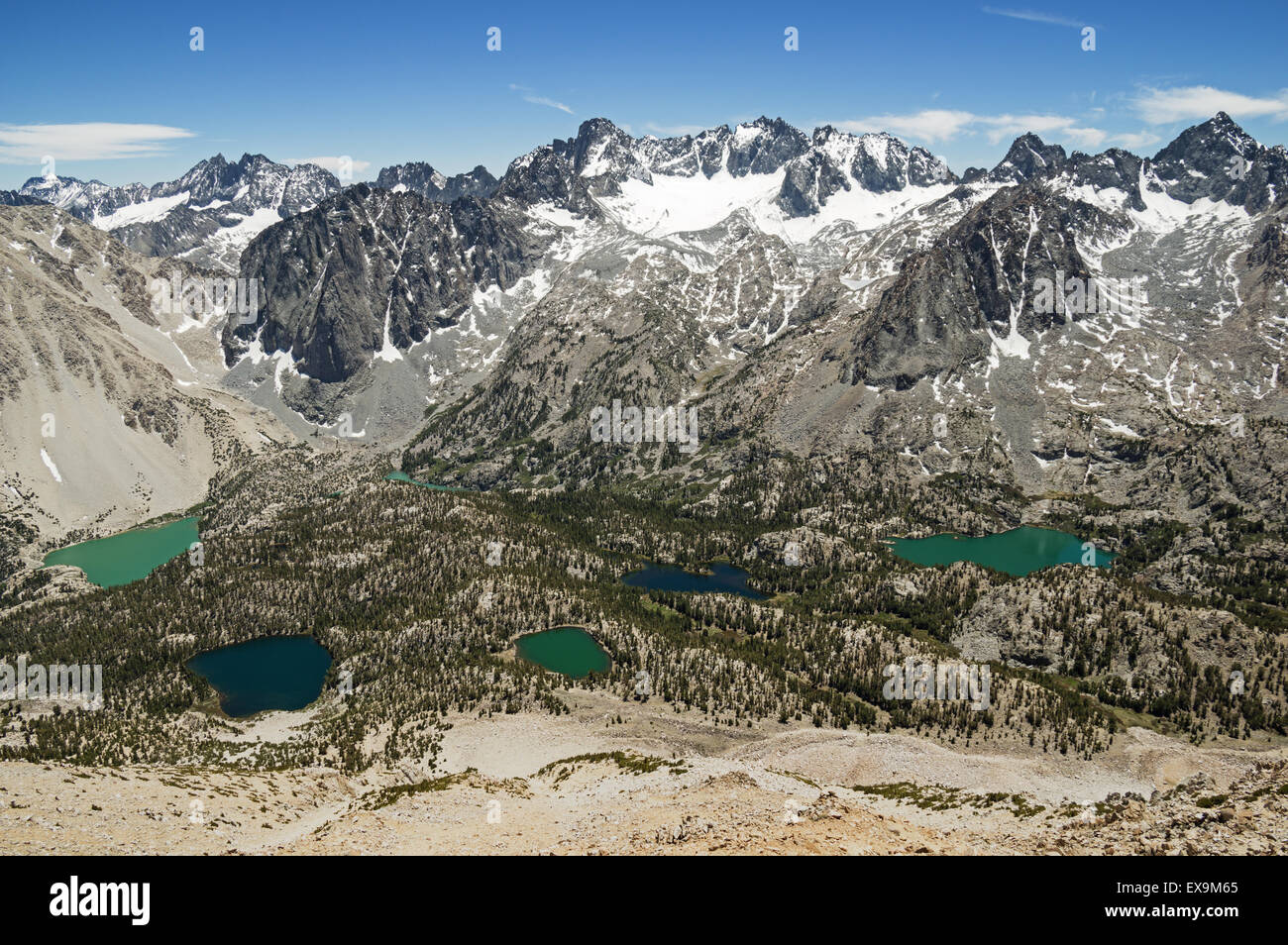 Palizzata catena montuosa della Sierra Nevada in California dal cielo adiacente Rifugio Picco Foto Stock