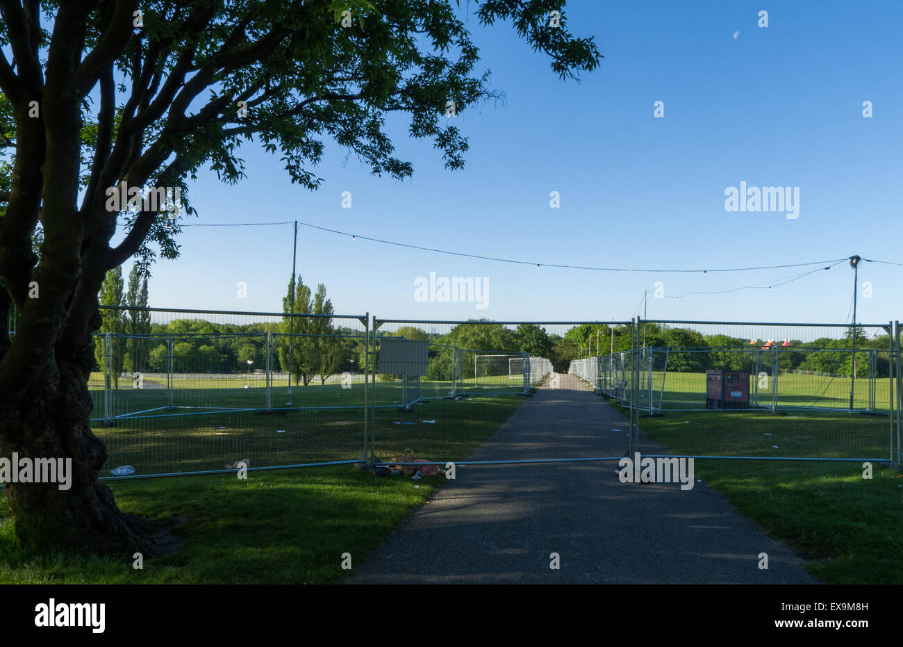 Recinzioni temporanee attraverso percorsi nel parco pubblico Foto Stock