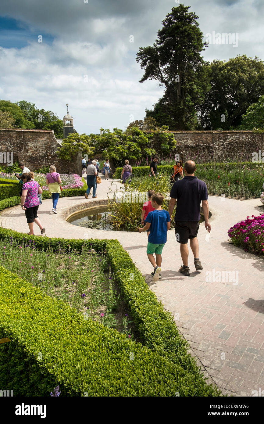 I visitatori che si diverte in Lost Gardens of Heligan in Cornovaglia. Foto Stock