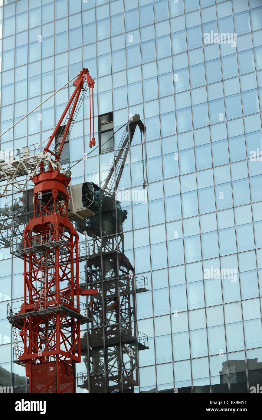 Gru da cantiere ufficio uffici costruzione della città di riflessione di vetro commerciale edificio a Lione Francia - Francese Foto Stock