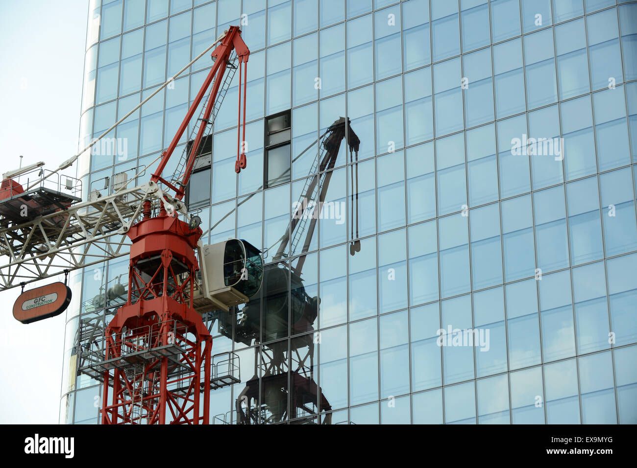 Gru da cantiere ufficio uffici costruzione della città di riflessione di vetro commerciale edificio a Lione Francia - Francese Foto Stock