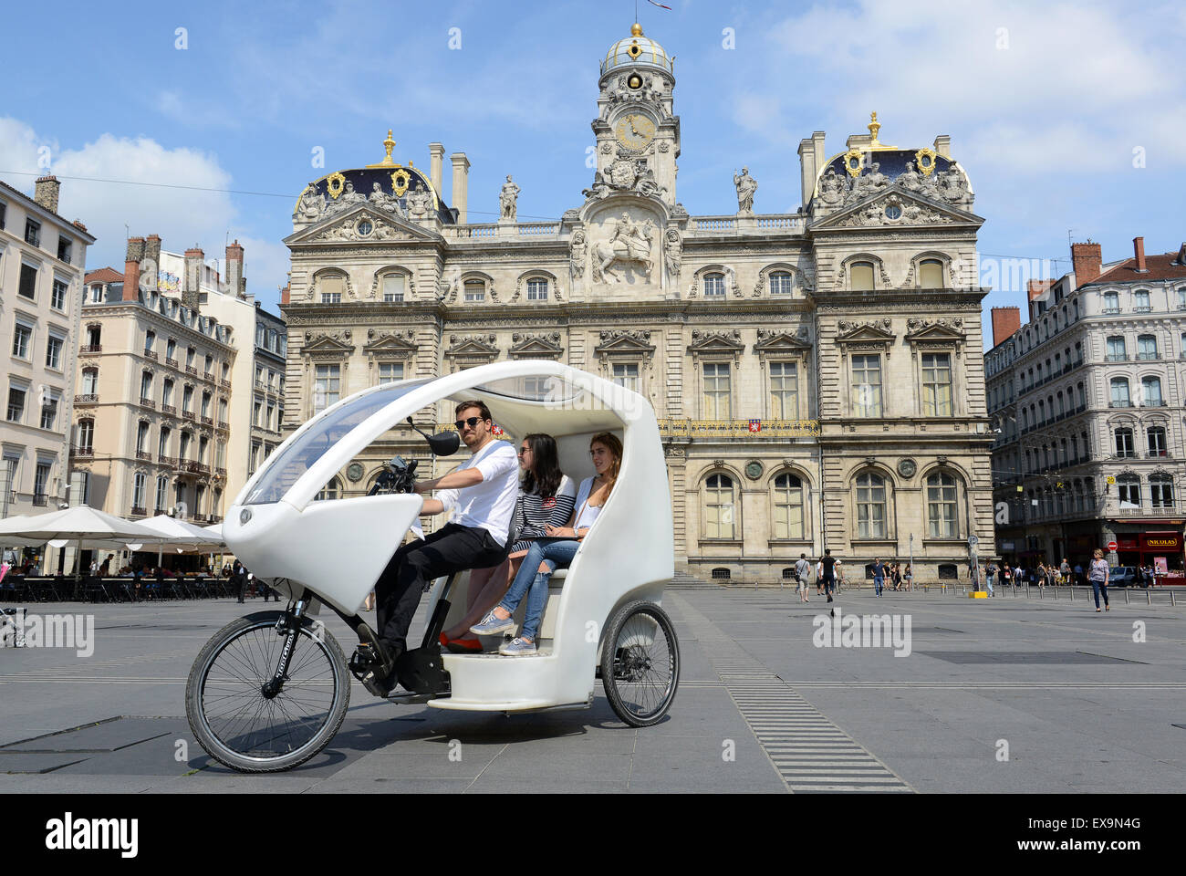 Tre ruota elettrico pedale turistica taxi auto a Lione Francia trasporti pubblici francesi eco Foto Stock