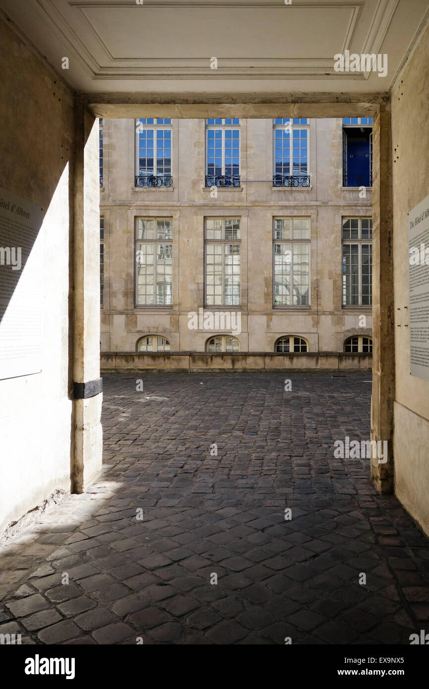 Ingresso al cortile di Hôtel d'Albret nel quartiere Marais di Parigi, Francia. Foto Stock
