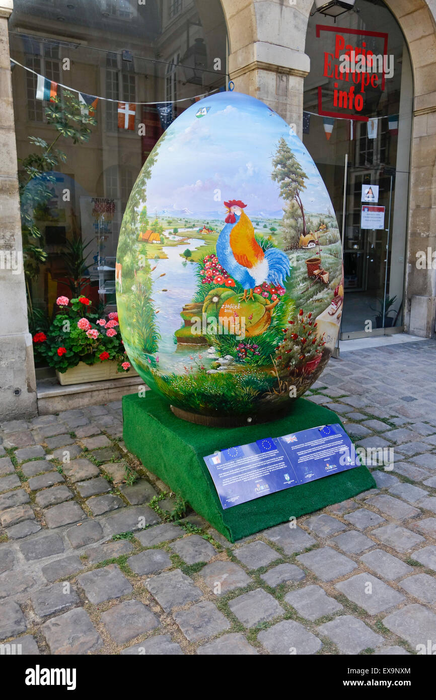 Gigantesco uovo di pasqua dipinta in stile naif, dagli artisti Croati in mostra alla casa europea, Parigi, Francia. Foto Stock