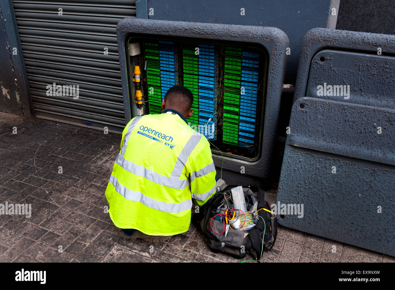 BT Openreach engineer lavorando su una scatola di giunzione nella città di Bristol, Inghilterra, Regno Unito Foto Stock
