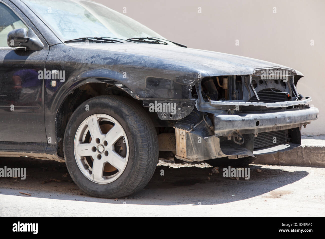 Cittadina di Chania, Creta, Grecia - 17 giugno 2013: si è schiantato abbandonato l'auto sulla strada Foto Stock