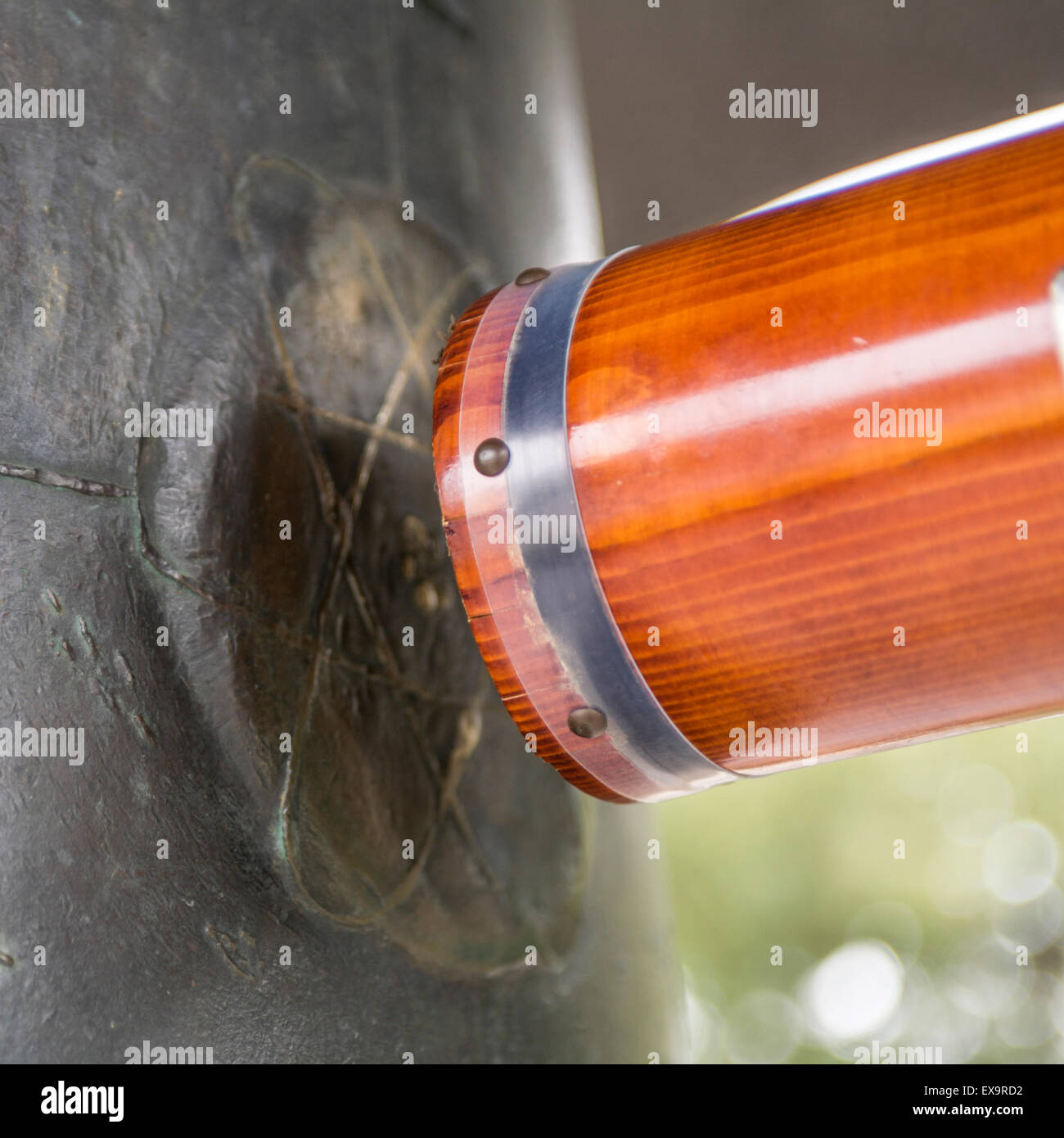 Riscontro di legno e la Campana della Pace presso il sito di Hiroshima la bomba atomica memorial Foto Stock