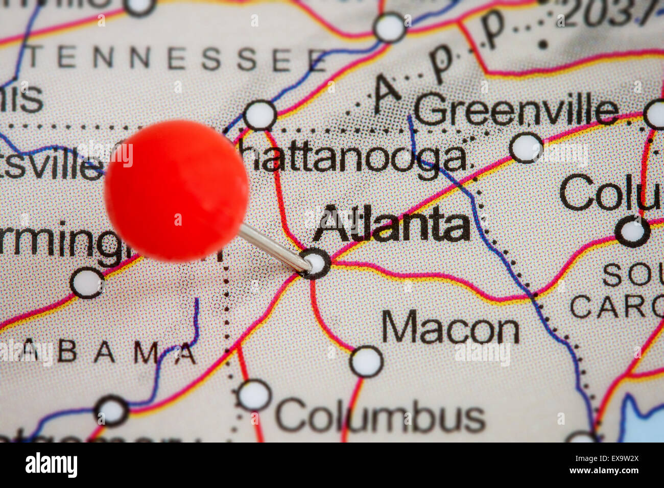 Close-up di una puntina rossa sulla mappa di Atlanta, Stati Uniti d'America Foto Stock
